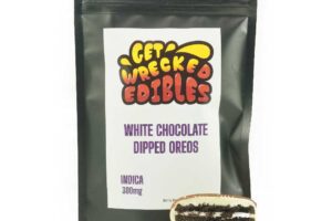 Get Wrecked Edibles – White Chocolate Dipped Oreo Cookies 300mg THC (Indica)